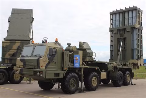 Theo các chuyên gia quân sự, hiện tại các tổ hợp phòng không S-350 Vityaz chỉ được bố trí bảo vệ Thủ đô Moscow; tuy nhiên trước khả năng tình hình tại khu vực biên giới với Ukraine căng thẳng, Nga đã tiến hành triển khai những hệ thống này từ xa, đề phòng bất chắc. 