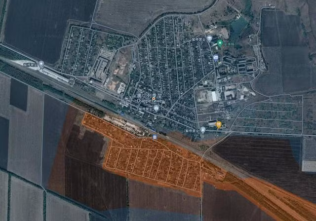 Ngay trong ngày đầu tiên, quân Nga đã chiếm được đầu cầu tại phía nam thị trấn Ocheretyne, thể hiện trên bản đồ hình màu nâu. Chiếm Ocheretyne, quân Ukraine tại Berdychi không đánh mà tan Tuy Ocheretyne được phòng ngự kỹ càng, nhưng quân Nga lại bất ngờ tiến dọc theo tuyến đường sắt “tương đối dễ dàng”; mặc dù vị trí xuất phát tiến công của quân Nga cách mép làng Ocheretine tới 8 km. Đòn tấn công này thực sự gây nên sự bất ngờ cho quân Ukraine tại Ocheretyne. Sau đó quân Nga tiếp tục tiến dọc theo tuyến đường sắt và tấn công thẳng vào góc đông nam của Ocheretyne. Đây là một đội hình chiến đấu theo kiểu “đầu nhọn, đuôi dài”, tuy nhiên sườn bên trái và phải của mũi thọc sâu không được che chắn. Nếu bị quân Ukraine chặn lại, mũi nhọn tấn công sẽ bị phá vỡ. Nhưng những gì xảy ra tiếp theo còn kinh khủng hơn, quân Nga đã sử dụng mũi nhọn “mỏng manh” này để trực tiếp đột phá vào trung tâm phòng ngự ở phía nam Ocheretyne và chiếm giữ khoảng một phần tư các ngôi nhà tại đây. Đây không phải là chuyện nhỏ có thể dễ bỏ qua, bởi theo kinh nghiệm vây hãm của Quân đội Nga, nếu họ chiếm được đầu cầu, thì tiếp theo sẽ là một trận chiến quyết liệt trong đô thị.