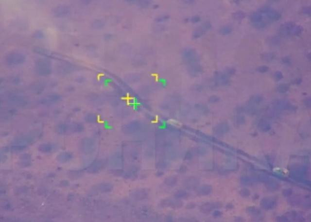 UAV của quân Nga đang theo dõi chuẩn bị tấn công xe cơ giới tiếp viện cho quân Ukraine chiến đấu tại làng Berdychi. Ảnh: Topwar. Vì vậy, không giống như 7 làng ở phía tây Avdiivka, thị trấn Ocheretyne không chỉ có ý nghĩa chiến thuật quan trọng, mà còn là trung tâm phòng thủ và giao thông của Quân đội Ukraine ở tây Avdiivka. Theo kế hoạch chiến đấu trước đó của Quân đội Nga, Ocheretyne sẽ là mục tiêu của giai đoạn tấn công tiếp theo, sau khi họ chiếm 7 ngôi làng ở phía tây thành phố. Tuy nhiên, khi tấn công làng Berdychi, hỏa lực bên sườn từ Ocheretyne đã không cho quân Nga có được chỗ đứng vững chắc tại ngôi làng này. Vì vậy, quân Nga chỉ đơn giản chuyển hướng tấn công thẳng về phía bắc, thọc sâu tới Ocheretyne. Do Quân đội Ukraine ở Ocheretyne có lợi thế về địa hình rõ ràng, hơn nữa quân Nga cũng chiến đấu ở chiến trường này đã lâu, nên phía Ukraine thậm chí còn không bất ngờ về cuộc tấn công của Quân đội Nga vào Ocheretyne.