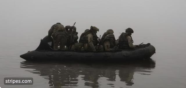 Vào đêm 21/11, quân Ukraine đã điều thêm nhiều nhóm đổ bộ vượt sông tăng cường cho đầu cầu Krynok và thậm chí còn mở rộng đầu cầu, băng qua đường và chiếm giữ khu rừng gần nhất. Mục tiêu của cuộc tấn công là tiếp cận đường cao tốc M-14 (E58); nếu thực hiện được, sẽ đe dọa nghiêm trọng cho Nga tại khu vực này.