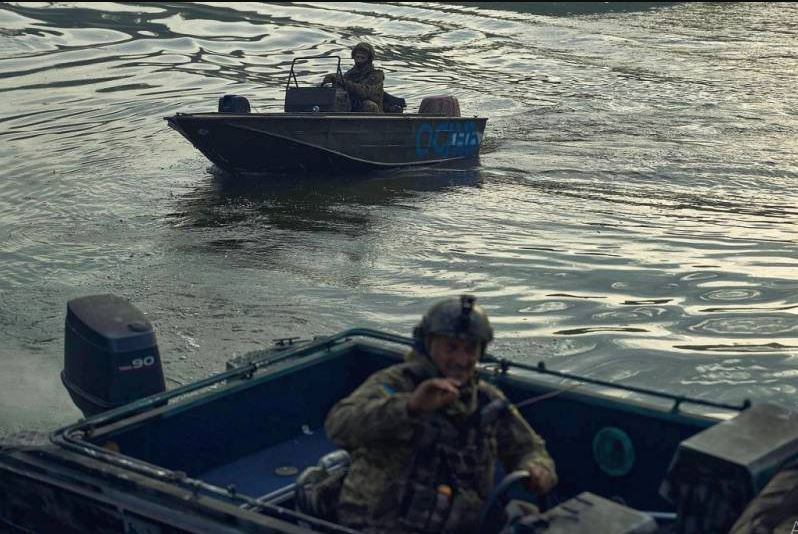 Chỉ huy Tập đoàn quân Dnepr của Nga mô tả, tình hình ở phía nam bờ sông Dnepr tại Kherson vẫn được họ kiểm soát nhưng bế tắc. Quân đội Ukraine không có cơ hội tiến xa hơn và quân Nga vẫn chưa có cơ hội đánh bật hoàn toàn quân Ukraine khỏi khu vực này.