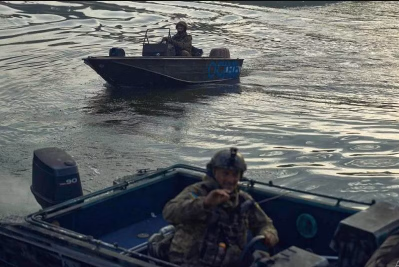 Chỉ huy Tập đoàn quân Dnepr của Nga mô tả, tình hình ở phía nam bờ sông Dnepr tại Kherson vẫn được họ kiểm soát nhưng bế tắc. Quân đội Ukraine không có cơ hội tiến xa hơn và quân Nga vẫn chưa có cơ hội đánh bật hoàn toàn quân Ukraine khỏi khu vực này.