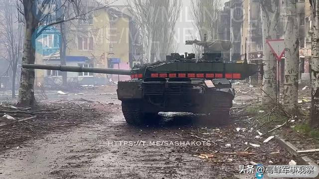 Lực lượng lính dù Nga khi được tăng cường cho quân Wagner, đã cơ động vòng từ phía tây bắc của nhà ga và hình thành thế bao vây ba mặt. Quân đội Ukraine đã phải chống lại cuộc tấn công "như thủy triều" của liên quân Nga ở phía tây Nhà ga Trung tâm, với ranh giới là tuyến đường sắt. 