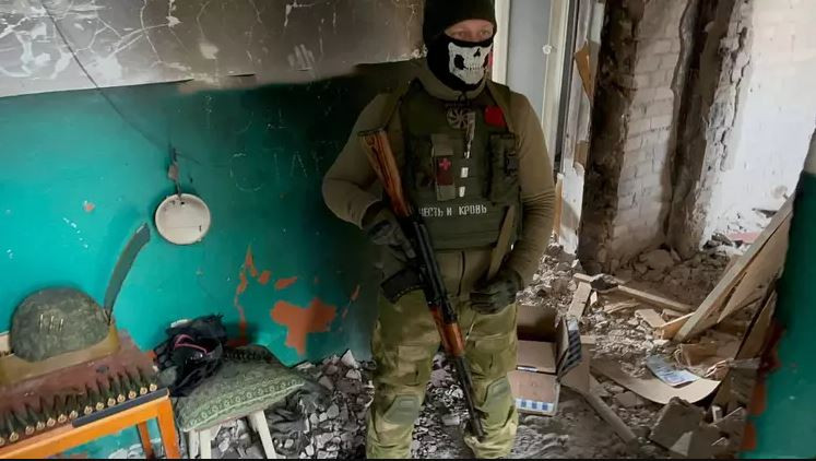 Để tràn ngập được Nhà ga Trung tâm Bakhmut càng sớm càng tốt, các đơn vị đặc biệt của lính đánh thuê Wagner và lính dù Nga, đã tiến hành nhiều cuộc tấn công vào ban đêm vào các tòa nhà ở cả hai bên tuyến đường sắt ở phía bắc của Nhà ga Trung tâm. 