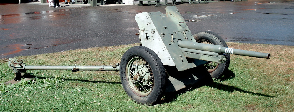 Pháo chống tăng được Liên Xô trang bị vào đầu Chiến tranh Xô-Đức chủ yếu là pháo chống tăng 45mm, trong quân đội Liên Xô có rất nhiều loại pháo chống tăng cỡ nòng này, phổ biến nhất là loại pháo chống tăng 45mm kiểu 1937. Các tài liệu chính thức gọi nó là súng chống tăng 53-K, có biệt danh là Sorokapyatka. 