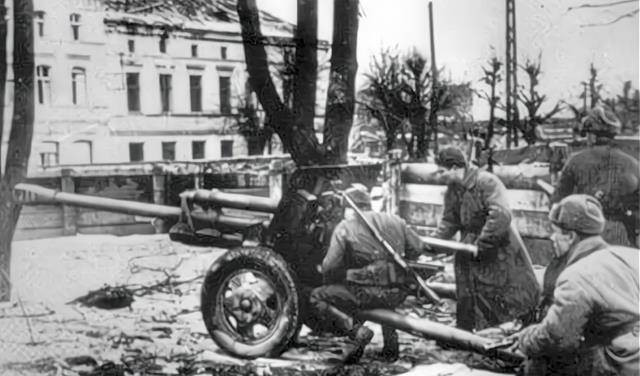 Với số lượng khổng lồ lên tới 100.000 khẩu, pháo chống tăng 76,2mm ZIS-3 thực sự là pháo chống tăng chủ lực của Quân đội Liên Xô, nhất là giai đoạn sau của cuộc chiến. Mặt khác, Quân đội Liên Xô dùng các loai lựu pháo chủ lực như 122mm M30 hay lựu pháo 152mm ML để biến thành pháo chống tăng khi cần thiết. 