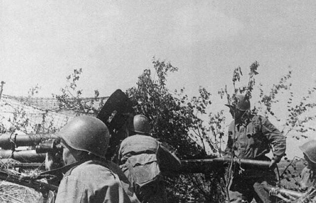 Hơn nữa, quân đội Liên Xô vào thời điểm đó đang tiến hành chiến tranh phòng ngự trong toàn chiến tuyến; trong chiến đấu phòng ngự, pháo chống tăng quan trọng hơn súng phóng lựu. 