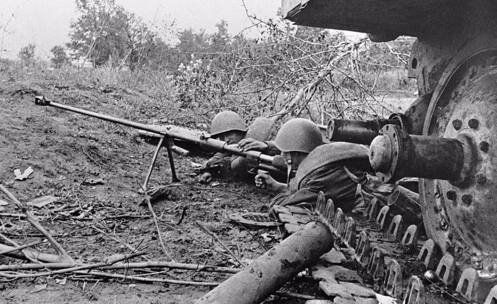 Do đó, Quân đội Liên Xô trong Thế chiến II đã có một chương trình giáo dục đặc biệt dành cho các xạ thủ súng trường chống tăng, trong sổ tay chiến thuật đã chỉ rõ cho binh lính cách đối phó với xe tăng; tức là sử dụng súng trường chống tăng để tấn công các điểm yếu của xe tăng như cửa sổ quan sát, kính tiềm vọng, bánh xe chủ động, cửa sổ làm mát động cơ...