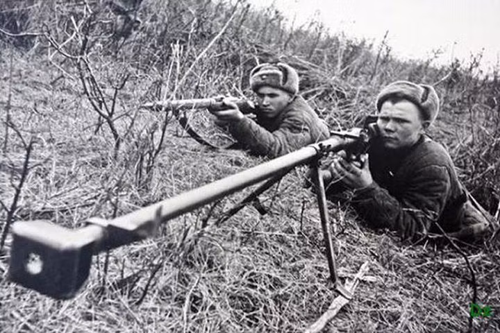 Vai trò của sách hướng dẫn chiến thuật là rõ ràng, và những người lính thiết giáp Đức thường phát hiện ra rằng, xe tăng của họ bị hỏng hóc không rõ nguyên nhân, khiến xe tăng phải rút lui khỏi trận chiến. Nói chung, súng trường chống tăng của Liên Xô, cũng là những mối đe dọa với lực lượng thiết giáp của Quân đội Đức quốc xã. 