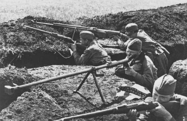 Trong giai đoạn đầu của Thế chiến II, súng trường chống tăng chủ lực được quân đội Liên Xô trang bị là súng chống tăng PTRS do Simonov thiết kế và súng chống tăng PTRD do Jeggarev thiết kế. Hai loại súng chống tăng này rất mạnh và có thể xuyên thủng thép giáp đồng nhất dày 50 mm đến 60 mm ở khoảng cách 100 mét. 