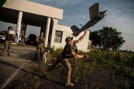 Trên chiến trường Ukraine, không còn có thể trốn trong chiến hào, tòa nhà hay hang động, vì những vũ khí như máy bay không người lái tự sát FPV và đạn dược lảng vảng đều rất hiệu quả tiêu diệt những mục tiêu như vậy.