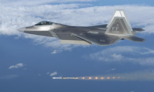 Tuy nhiên các mẫu chiến đấu cơ tàng hình F-22 của Mỹ, tấn công các mục tiêu mặt đất cũng chưa chứng tỏ được khả năng; khi các mục tiêu tấn công của F-22 đối với các “tổ chức khủng bố”, về cơ bản là không có khả năng phòng không. 