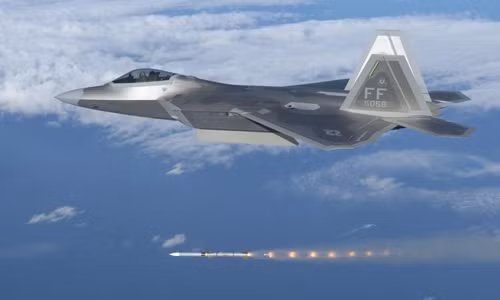Tuy nhiên các mẫu chiến đấu cơ tàng hình F-22 của Mỹ, tấn công các mục tiêu mặt đất cũng chưa chứng tỏ được khả năng; khi các mục tiêu tấn công của F-22 đối với các “tổ chức khủng bố”, về cơ bản là không có khả năng phòng không. 