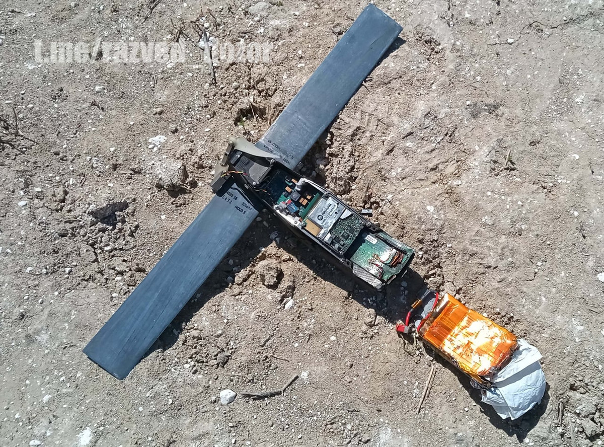 Theo trang Bulgarian Military đưa tin, vào đầu tháng 5/2022, chiếc máy bay không người lái Switchblade 300 đầu tiên của Ukraine đã rơi vào tay Quân đội Nga. Đây cũng là lần đầu tiên ghi nhận việc sử dụng UAV tự sát lảng vảng Switchblade do Mỹ sản xuất ở Ukraine.