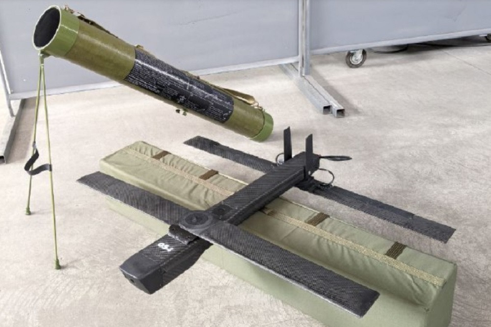 Ngoài ra, ở UAV tự sát lảng vảng Switchblade 300 cho thấy sự hiện diện của các cảm biến ở mặt trước thân máy bay, trong khi BAS-80 (đánh giá qua ảnh) thì không. Nhưng chúng có thể được giấu trong thân UAV. 