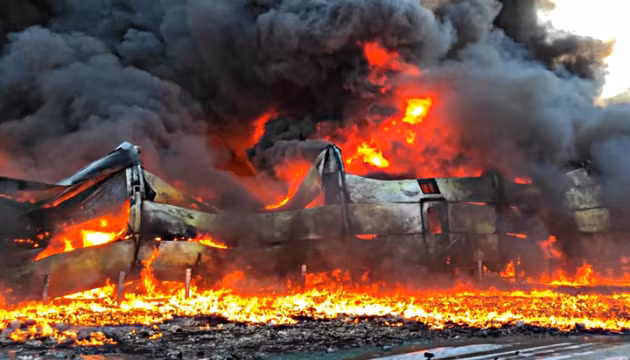 Ở mặt trận phía nam, Quân đội Ukraine tiếp tục phá hủy các kho đạn của Nga ở khu vực tây bắc và nam Kherson. Ngoài ra còn tấn công hai cứ điểm của Nga ở tây bắc thành phố Kherson và hệ thống tác chiến điện tử (EW) ở Bilyaivka, vùng bắc Kherson. 