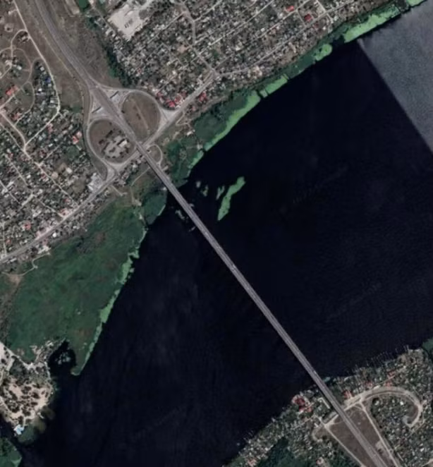 Tỉnh Kherson của Ukraine, nơi vốn đã nằm trong quyền kiểm soát của Quân đội Nga từ đầu cuộc xung đột. Để tiến hành tạo thế chiến dịch, ngăn chặn tiếp tế của Quân đội Nga cho thành phố Kherson, Quân đội Ukraine đã dùng tên lửa HIMARS tấn công cây cầu Antonov bắc qua sông Dnepr. 