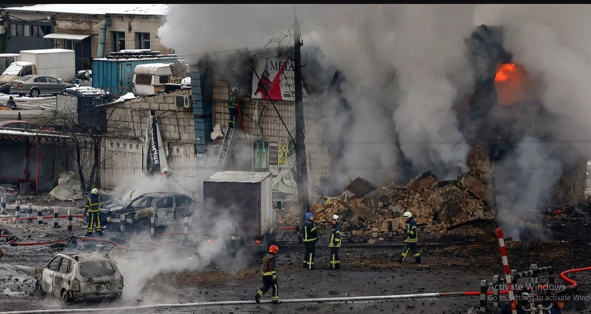 Được biết, nhiều mục tiêu quan trọng ở Kiev đã bị phá hủy trong các cuộc không kích của tên lửa Nga. Ngoài ra, ở Ukraine đã có nhiều thương vong do các cuộc tấn công bằng tên lửa của Nga; điều này rất kỳ lạ.