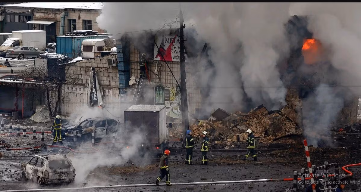 Được biết, nhiều mục tiêu quan trọng ở Kiev đã bị phá hủy trong các cuộc không kích của tên lửa Nga. Ngoài ra, ở Ukraine đã có nhiều thương vong do các cuộc tấn công bằng tên lửa của Nga; điều này rất kỳ lạ.