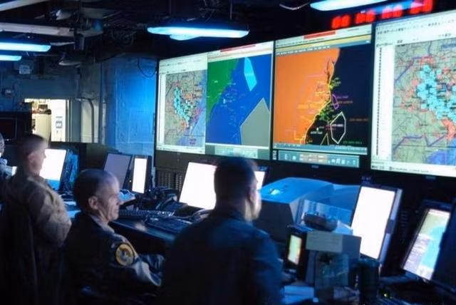 Sở dĩ nó ẩn sâu như vậy, do chính là những người làm việc ở đó đều không phải “tầm thường”. Theo thông tin, nơi đây thường xuyên đóng quân hơn 300 người, trong đó có hơn 40 quan chức cấp cao đã nghỉ hưu và chuyên gia đến từ Mỹ và Châu Âu.