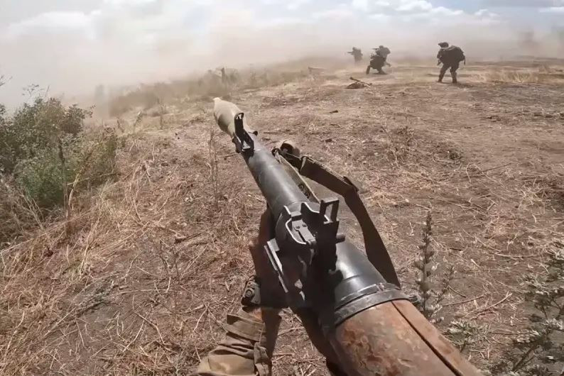 Nhưng Quân đội Nga cũng không ngồi yên chờ quân Ukraine ở Skayarosh ra đầu hàng, mà tiến vào rừng với quy mô lớn để thực hiện các hoạt động truy quét. Theo Boris Rozin, chuyên gia của Cơ quan Thông tin Nga, Quân đội Ukraine đã đặt một số lượng lớn mìn và bẫy trong rừng để chặn bước tiến của quân Nga.