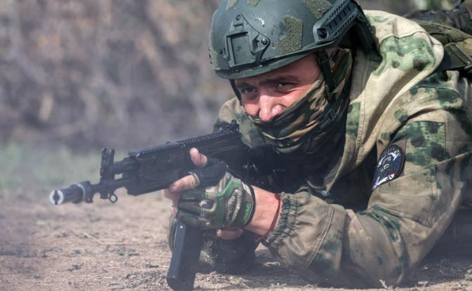 Những binh lính Ukraine bị bao vây trong khu rừng ở Skayarosh đều là quân tinh nhuệ của Quân đội Ukraine; và thời gian họ bị bao vây đến nay đã là nửa tháng. Trên thực tế, nhiều lính Ukraine đã tự tìm đường rút lui về tuyến sau, hoặc chọn cách đầu hàng; số còn lại là những tinh hoa có ý chí kiên cường, quyết tâm bám trụ đến cùng.