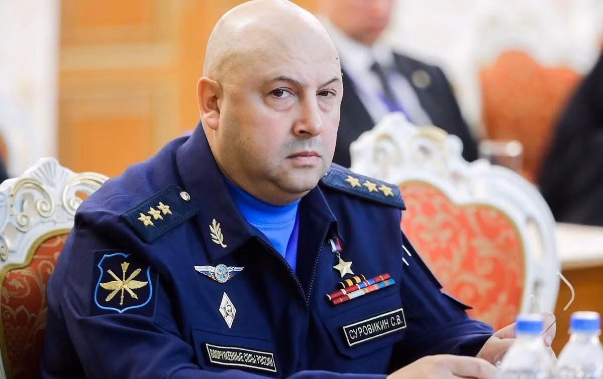  Hiện tại tình hình của quân đội Nga ở khu vực Kherson quả thực không mấy lạc quan, nhưng Quân đội Ukraine hiện cũng đang trong tình trạng chiến đấu ngoài công sự, rất dễ bị tổn thương nếu Nga sử dụng vũ khí hạng nặng, hoặc ném bom rải thảm chiến lược. 