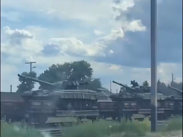 Trong một đoạn video, được cư dân mạng Ukraine đăng tải trên mạng xã hội gần đây cho thấy, một đoàn tàu quân sự đầy xe tăng, pháo đang tiến về Donbass. Trong đó có 4 vũ khí nổi bật là xe tăng T-64B, pháo phản lực BM-30, xe bọc thép BTR-60 và pháo xe kéo 2A36 152mm. Số vũ khí này đều được sản xuất từ thời Liên Xô.