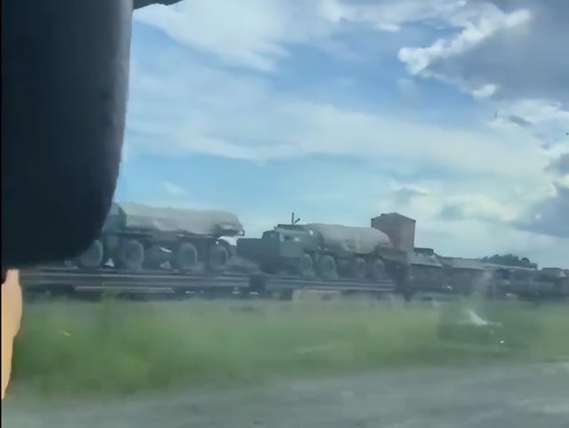 Cùng với việc đưa xe tăng T-64 ra chiến tuyến, Ukraine còn đưa pháo phản lực phóng loạt (MRLS) hạng nặng tầm xa BM-30 Tornado. Đây là loại MRLS mạnh nhất, tiên tiến nhất được phát triển từ thời Liên Xô, có cỡ nòng 300 mm.