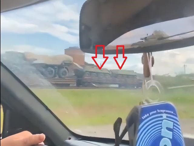 Ngoài hai loại vũ khí trên, Quân đội Ukraine còn huy động cả xe bọc thép bánh lốp BTR-60; đây là loại xe bọc thép kiểu cũ mà bây giờ khó thấy; được Liên Xô sản xuất và đưa vào trang bị từ năm 1956.