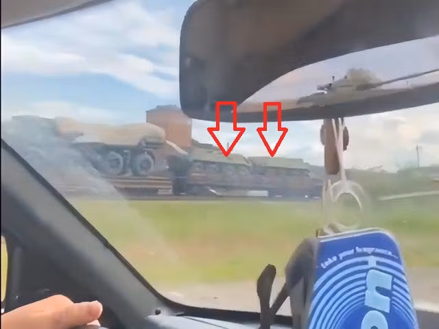 Ngoài hai loại vũ khí trên, Quân đội Ukraine còn huy động cả xe bọc thép bánh lốp BTR-60; đây là loại xe bọc thép kiểu cũ mà bây giờ khó thấy; được Liên Xô sản xuất và đưa vào trang bị từ năm 1956.