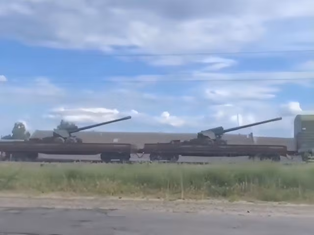 Một mẫu vũ khí ít được sử dụng nữa, cũng được Quân đội Ukraine đưa ra chiến tuyến lần này, đó là pháo xe kéo 152mm 2A36. Loại pháo này bắt đầu được sản xuất từ năm 1976 và đưa vào biên chế Quân đội Liên Xô năm 1981. 