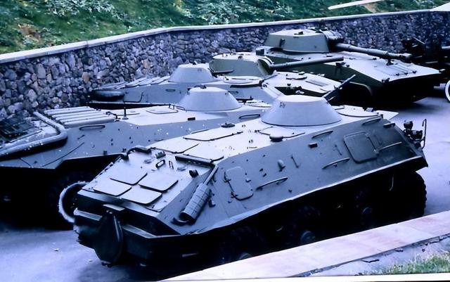 Xe bọc thép BTR-60 sử dụng phương pháp dẫn động kiểu 8×8 và được chia thành 3 khoang. Phía trước là khoang lái gồm lái xe và trưởng xe, ở giữa là khoang chở quân, có thể chở 16 binh sĩ được trang bị đầy đủ. Phía sau xe là khoang động cơ, gồm có 2 động cơ hoạt động độc lập.