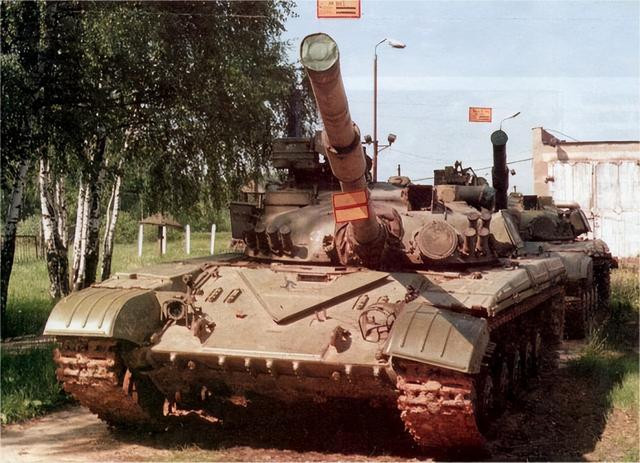Những chiếc T-64B nguyên mẫu không có giáp phản ứng nổ, được lấy từ các kho dự trữ ở Ukraine, chứng tỏ sự thiếu hụt xe tăng tuyến đầu. Chính phủ Ukraine đã nhiều lần bày tỏ mong muốn phương Tây cung cấp cho xe tăng; nhưng chỉ một lô xe tăng chiến đấu chủ lực T-72M1 đời đầu từ Ba Lan đã đến Ukraine, điều này rõ ràng không thể giải quyết được căn cơ.