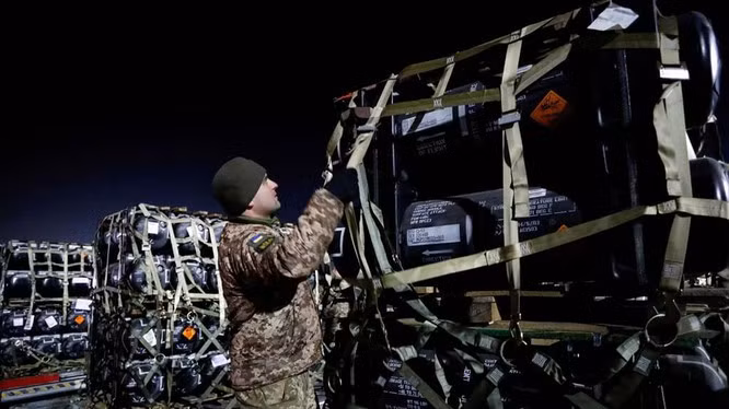 Theo nhiều phân tích, Mỹ hiện đang theo đuổi một chiến lược tương tự như “Kho vũ khí dân chủ” cho Ukraine, đó là tránh can thiệp trực tiếp vào “hoạt động quân sự đặc biệt” của Nga, nhưng hợp tác với các đồng minh, để cung cấp kinh phí và hỗ trợ vũ khí cho chính phủ Ukraine.