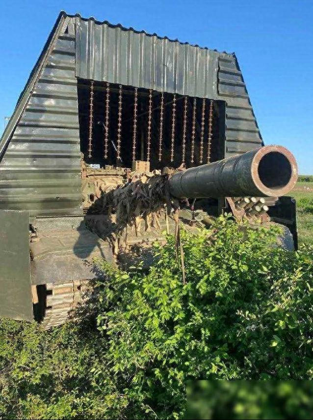 Ngoài ra, Ukraine cũng cần nên học kinh nghiệm của Nga khi lắp các “mai rùa” cho những chiếc xe tăng Abrams để chống UAV, tuy trông chúng có vẻ thô sơ, nhưng vẫn có hiệu quả khi chống lại số lượng lớn UAV. 