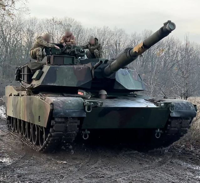 Sau khi Quân đội Ukraine quyết định rút xe tăng Abrams không làm vũ khí đột kích, họ rút về tuyến sau làm hỏa lực pháo binh để chi viện cho bộ binh chiến đấu ở tuyến trước, giống như các khẩu pháo tự hành, tuy nhiên tầm bắn gần hơn, mức chính xác kém hơn khi sử dụng bắn gián tiếp. 