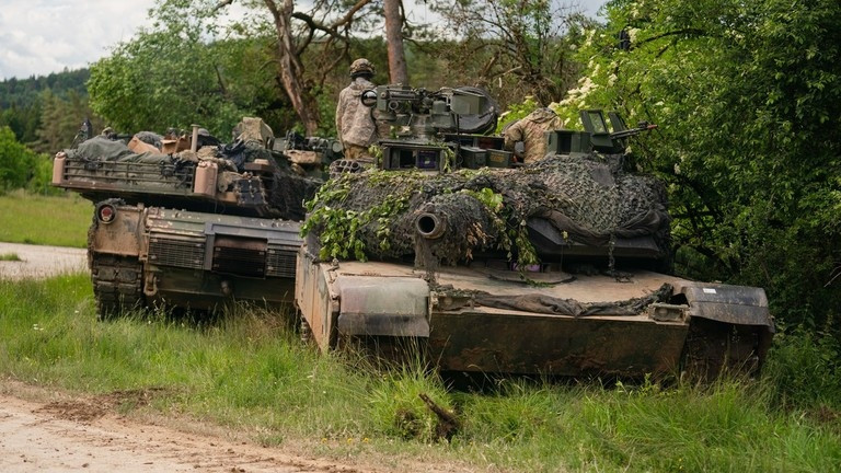 Như vậy chỉ sau 2 tháng xuất hiện trên chiến trường Ukraine, với 5/5 chiếc M1A1 Abrams tham chiến và đều bị phá hủy, mới đây, Tướng Grady, Phó Chủ tịch Hội đồng Tham mưu trưởng Liên quân Mỹ và Nghị sĩ Ukraine Buzansky đã công khai tuyên bố rút xe tăng M1A1 Abrams ra khỏi chiến tuyến Ukraine. 