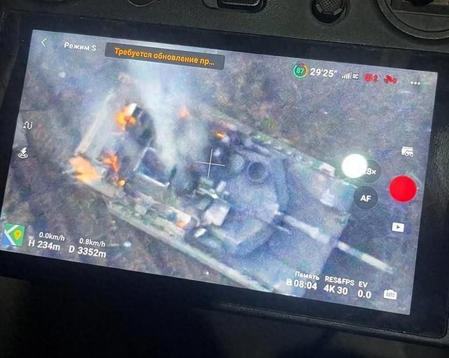 Nhưng xuất hiện trên chiến trường Ukraine chưa được 24 tiếng và chủ yếu là liên tục cơ động, nhưng chiếc xe tăng M1A1 Abrams đầu tiên của Ukraine đã bị UAV tự sát của Nga phá hủy và nó chưa để lại bất kỳ chiến tích nào trên chiến trường Ukraine. 