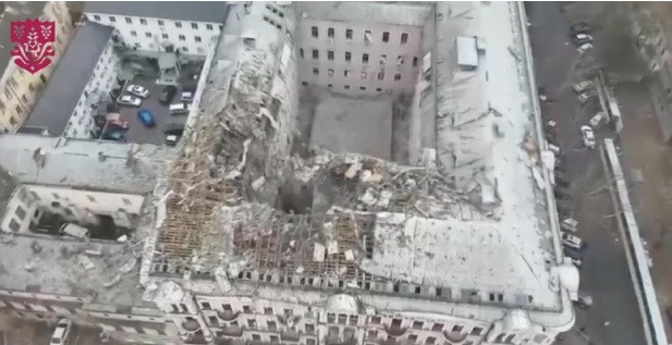 Nga kiểm soát tình hình trên chiến trường và lính đánh thuê từ Mỹ, Anh và các nước khác không thể đảm bảo an toàn cho chính mình, khi tiến vào chiến trường Ukraine. Người ta đưa tin rằng, nhiều lính đánh thuê NATO đã bỏ chạy khỏi chiến trường vì họ “ngửi thấy mùi tử thần”. Có lẽ lực lượng đặc nhiệm Anh không bao giờ nghĩ rằng, chiến trường Ukraine lại ác liệt đến như vậy. (nguồn ảnh Sina, Kyiv Post, Ukrinform, TASS). 