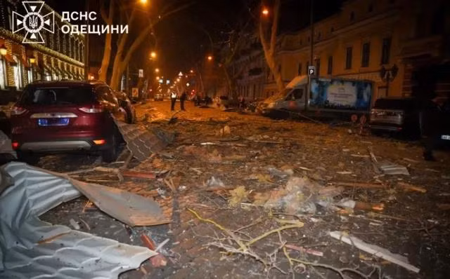 Sau khi có được thông tin chính xác, RFAF đã ngay lập tức triển khai chiến dịch tấn công và phóng tên lửa đạn đạo chiến thuật Iskander-M. Mạng xã hội đưa tin rằng, ngay khi lực lượng đặc nhiệm Anh tiến vào khách sạn Bristol, tên lửa của Nga đã lao tới.