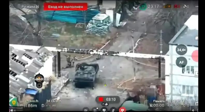 Cùng lúc đó, giao tranh ác liệt trên đường phố đang diễn ra ở Kurakhove, các mũi xung kích của Nga đang tiến hành bao vây, chia cắt quân Ukraine trên các con phố. Tình hình quân Ukraine ở Kurakhove rất bấp bênh, nhưng Bộ Tổng tham mưu và Tổng thống Zelensky không cho rút lui. 