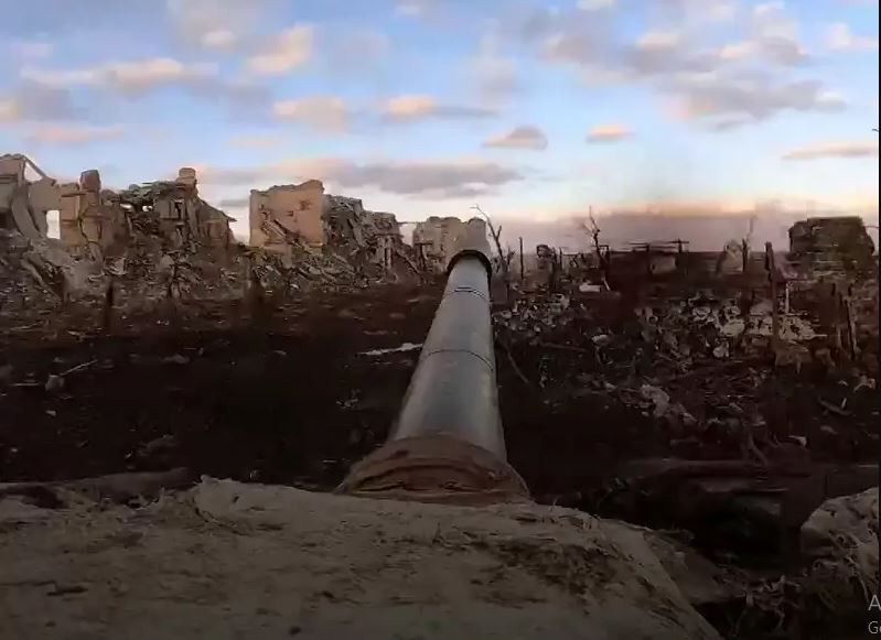 Khi cuộc tấn công diễn ra, Sư đoàn 20 của Tập đoàn quân số 8 của Cụm Vostok Nga đang chặn đường rút lui của Quân đội Ukraine. Lính Nga buộc truyền đơn lên trực thăng và thả truyền đơn kêu gọi lính Ukraine đầu hàng.