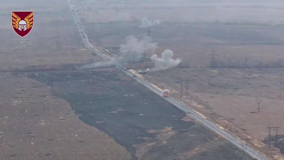 Cùng lúc đó, Bộ Tổng tham mưu Quân đội Ukraine huy động quân của Lữ đoàn đổ bộ đường không 46, gồm 2 tiểu đoàn bộ binh và 1 tiểu đoàn xe tăng được trang bị xe tăng T-64 phản công, nhưng bị đánh tổn thất nặng nề và không hề gây thiệt hại cho quân Nga.