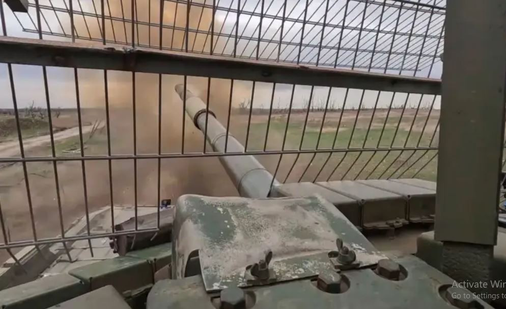 Trong khi đó, lực lượng không quân chiến thuật của Nga đã tấn công một tòa nhà ở Chasovoy Yar, nơi đóng quân của Lữ đoàn 93 Ukraine, đang làm nhiệm vụ phòng thủ Chasov Yar. Hậu quả của cuộc tấn công là nhiều binh sĩ Ukraine bị thiệt mạng.