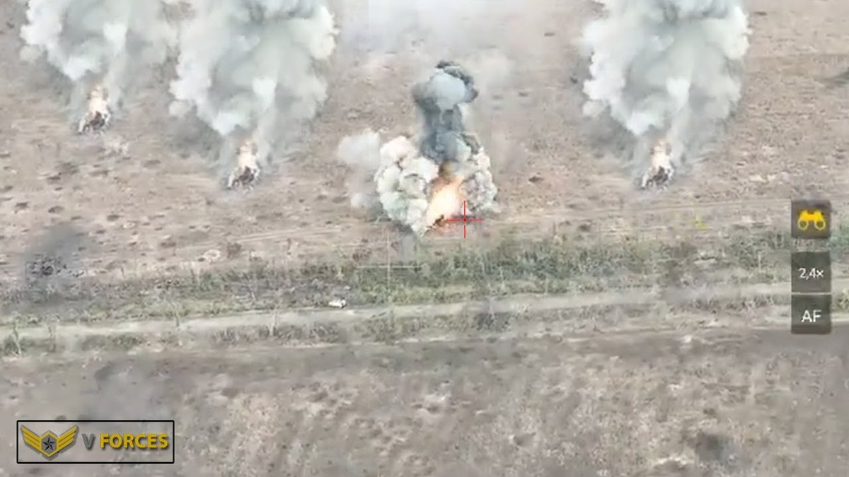 Ngoài ra, ở ngoại ô phía nam Chasov Yar, quân Nga đã tấn công vào các vị trí phòng ngự của Lữ đoàn xung kích Azov số 3, mới được rút từ Avdiivka về để tăng viện cho Chasov Yar. Các đơn vị của Lữ đoàn Azov vừa đứng chân trong khu dân cư, đã bị pháo binh và không quân Nga tấn công dữ dội. 