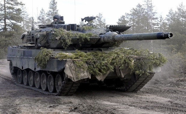 Đại diện của một trung tâm dịch vụ ở Lithuania tham gia sửa chữa xe tăng Leopard 2 cho biết, quá trình sửa chữa xe tăng cho Ukraine đang bị chậm, do thiếu những phụ tùng thay thế cần thiết.