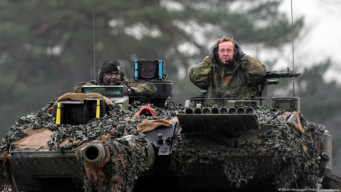 Khi ông Schäfer đến thăm nhà máy sửa chữa xe tăng cùng Bộ trưởng Quốc phòng Đức Boris Pistorius trước Lễ Giáng sinh đã nhấn mạnh tầm quan trọng của việc đẩy nhanh việc sửa chữa và khả năng thực hiện chúng trực tiếp ngay tại Ukraine.