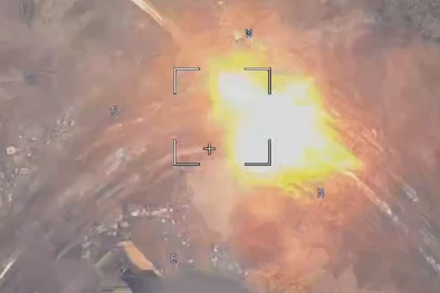 “Lính Nga tiêu diệt một trung đội xe tăng Đức chuẩn bị tấn công các vị trí của ta theo hướng Svatovsky. Tất cả điều này xảy ra ở khu vực làng Terny; quân Nga đã sử dụng UAV trinh sát phát hiện kịp thời mục tiêu, sau đó dùng UAV tự sát Lancet tấn công”, Topwar viết.