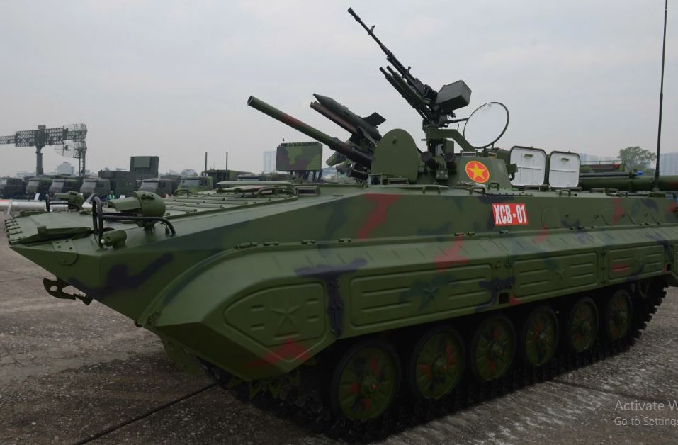 Đồng thời, XCB-01 vẫn giữ lại các thiết kế chính của xe chiến đấu bộ binh BMP-1 của Liên Xô, khi sử dụng động cơ UTD-20 công suất 300 mã lực, pháo 73 mm 2A28 Grom với cớ số đạn 40 viên và tên lửa chống tăng có điều khiển Malyutka.